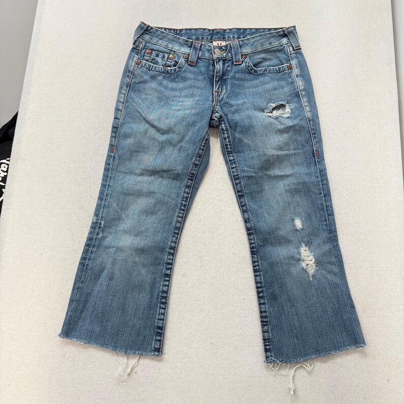 True Religion Blue Denim Cropped Flare Distressed Jeans Raw Saum Low Rise Größe 30 Bild 2