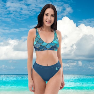 Bikini ecológico de escamas de sirena: traje de baño reciclado de cintura alta con escamas en tonos aguamarina y verde azulado. Traje de baño sostenible de dos piezas para mujer.