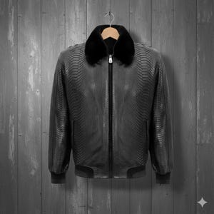 Peut inclure: Veste en cuir noire avec un motif peau de serpent, un col en fourrure noire et une fermeture éclair. La veste est suspendue à un cintre en bois sur un fond en bois gris.