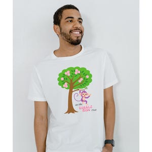Camiseta unisex para adultos con el mono morado y el árbol de chicles