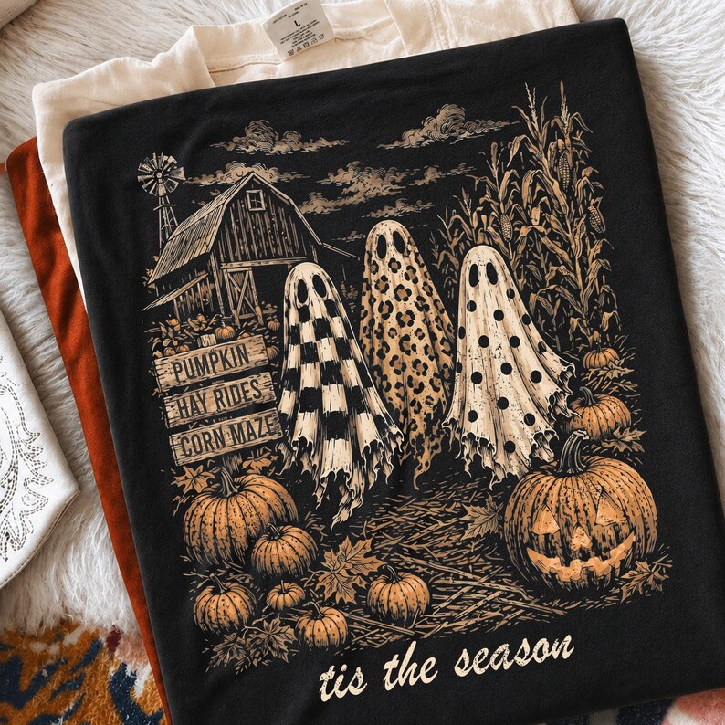 Vintage Tis The Season Ghost Trio, Pumpkin Hay Rides Corn Maze, Retro Farmhouse Halloween Shirt, Spooky Season Graphic Tee, Trendy Fall Top imagem 3