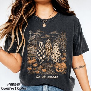 Vintage Tis The Season Ghost Trio, Pumpkin Hay Rides Corn Maze, Retro Farmhouse Halloween Shirt, Spooky Season Graphic Tee, Trendy Fall Top imagem 2