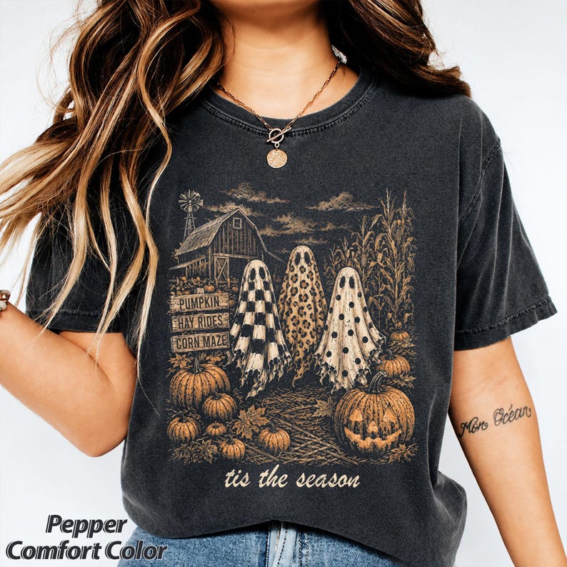 Vintage Tis The Season Ghost Trio, Pumpkin Hay Rides Corn Maze, Retro Farmhouse Halloween Shirt, Spooky Season Graphic Tee, Trendy Fall Top imagem 2
