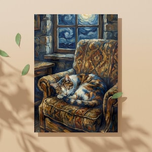 以下が含まれることがあります： 模様のあるアームチェアで眠っている猫を描いた芸術的な絵画。猫は茶色、白、青の毛並みです。夜空の景色を望む窓が背景にあり、暖かく居心地の良い雰囲気を作り出しています。