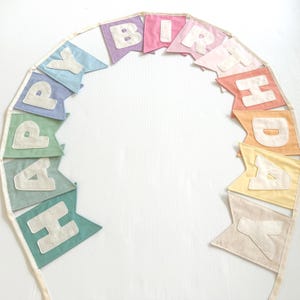 Pastellfarbener Regenbogen Alles Gute zum Geburtstag Banner - Handgefertigte Erbstück Party Dekoration | Wiederverwendbare Banner | Wimpelkette aus Stoff mit Geburtstagsgruß