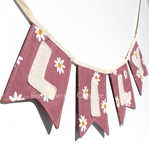 Bandierina floreale con nome e margherite personalizzata - Striscione in tessuto personalizzato per bambine, cameretta o decorazioni per compleanni - Regalo per baby shower floreale rosa
