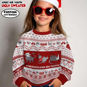 Op de afbeelding: Een wit en rode kersttrui met een feestelijk opossum-ontwerp. De trui heeft de tekst "OVERSTIMULATED BUT FESTIVE" en "ADULT, KID, YOUTH UGLY SWEATER CUSTOM ANY REQUEST".