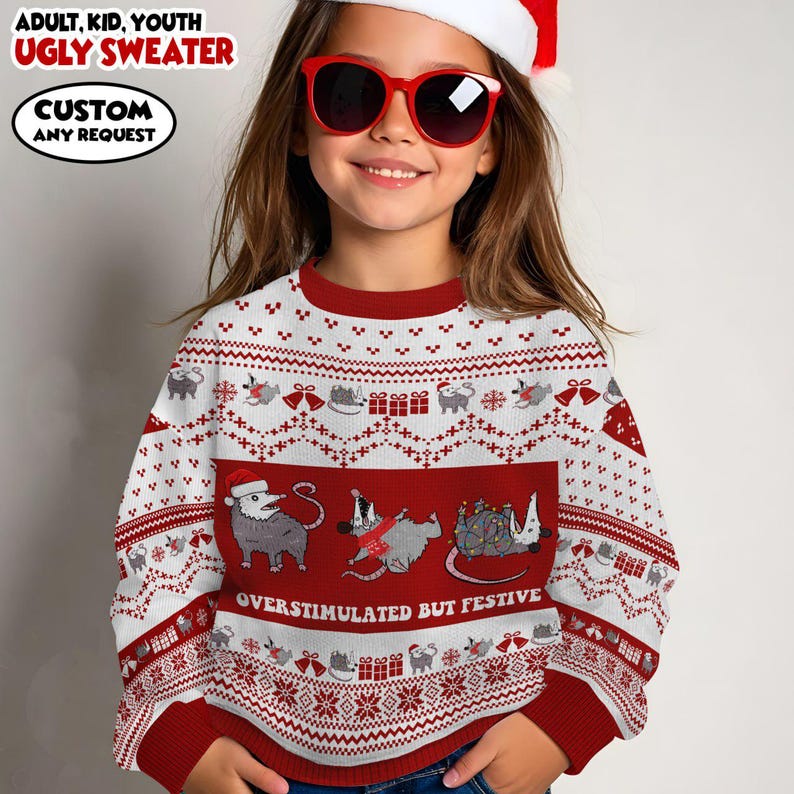 Op de afbeelding: Een wit en rode kersttrui met een feestelijk opossum-ontwerp. De trui heeft de tekst "OVERSTIMULATED BUT FESTIVE" en "ADULT, KID, YOUTH UGLY SWEATER CUSTOM ANY REQUEST".