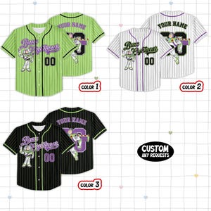 Pu&ograve; includere: Maglie da baseball in tre colori: verde, bianco e nero. Ogni maglia presenta il testo "Buzz Lightyear" e il numero "00". Il retro di ogni maglia mostra "YOUR NAME" e una grafica di Buzz Lightyear.