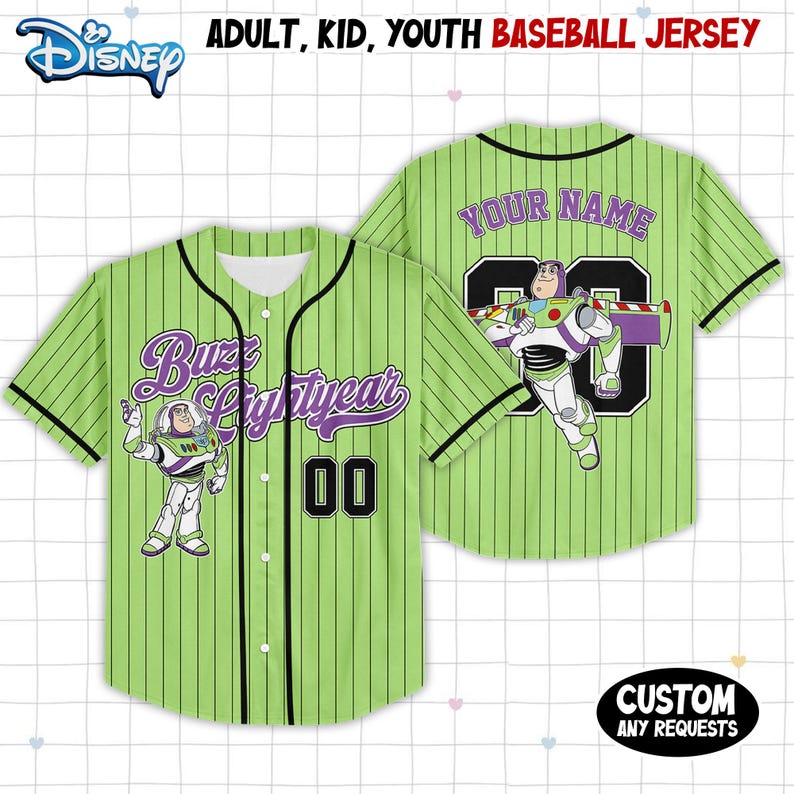 Pu&ograve; includere: Maglia da baseball verde con gessati neri, con grafica di Buzz Lightyear e la scritta "Buzz Lightyear" e "00". La maglia ha anche la scritta "YOUR NAME" sul retro. Il logo Disney &egrave; visibile.