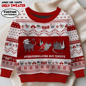 Op de afbeelding: Een rode en witte lelijke kersttrui met een feestelijk opossum-ontwerp. De trui heeft de tekst "OVERSTIMULATED BUT FESTIVE" en "ADULT, KID, YOUTH UGLY SWEATER". Het ontwerp bevat opossums, cadeaus en sneeuwvlokken.