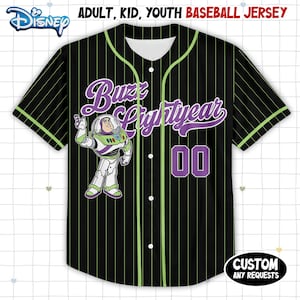 Pu&ograve; includere: Maglia da baseball nera con gessati verdi, con una grafica di Buzz Lightyear e la scritta "Buzz Lightyear" in viola. La maglia ha il numero "00" sul davanti e il logo Disney. Il testo "ADULT, KID, YOUTH BASEBALL JERSEY" &egrave; in alto.