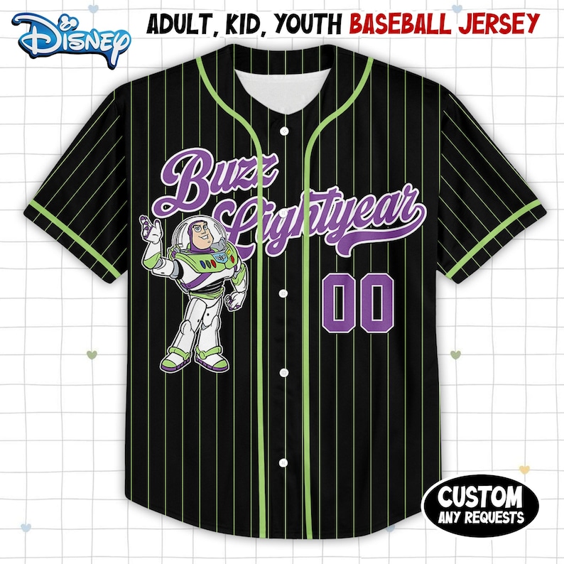 Pu&ograve; includere: Maglia da baseball nera con gessati verdi, con una grafica di Buzz Lightyear e la scritta "Buzz Lightyear" in viola. La maglia ha il numero "00" sul davanti e il logo Disney. Il testo "ADULT, KID, YOUTH BASEBALL JERSEY" &egrave; in alto.