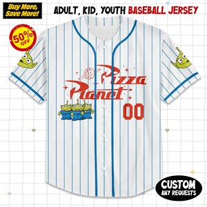 Puede incluir: Camiseta de b&eacute;isbol blanca con rayas azules y detalles. Presenta el logotipo de Pizza Planet en rojo, el n&uacute;mero "00" y gr&aacute;ficos de extraterrestres de dibujos animados. El texto "ADULT, KID, YOUTH BASEBALL JERSEY" est&aacute; en la parte superior.