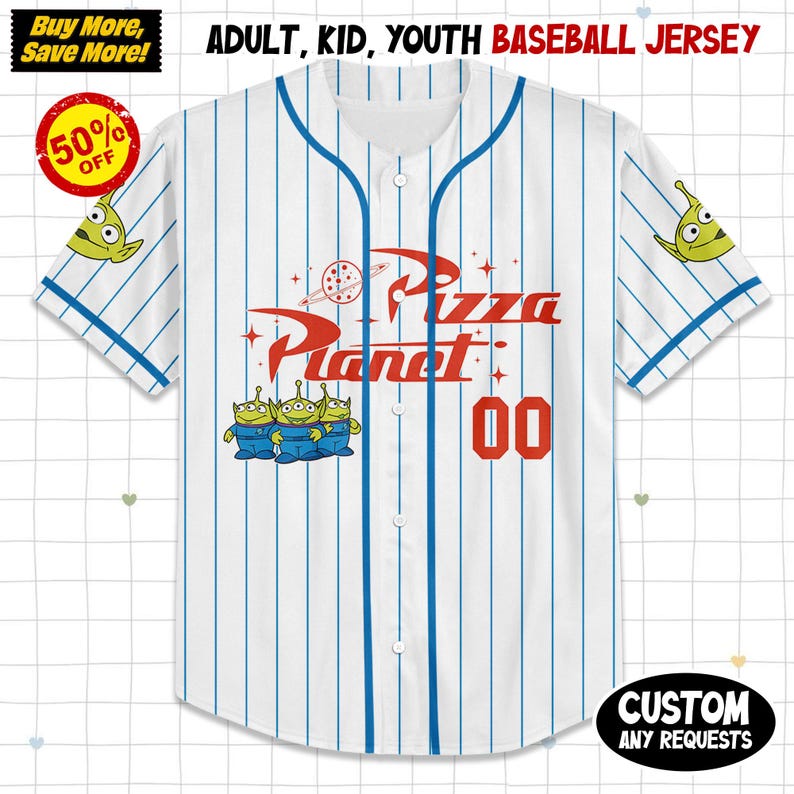 Puede incluir: Camiseta de b&eacute;isbol blanca con rayas azules y detalles. Presenta el logotipo de Pizza Planet en rojo, el n&uacute;mero "00" y gr&aacute;ficos de extraterrestres de dibujos animados. El texto "ADULT, KID, YOUTH BASEBALL JERSEY" est&aacute; en la parte superior.