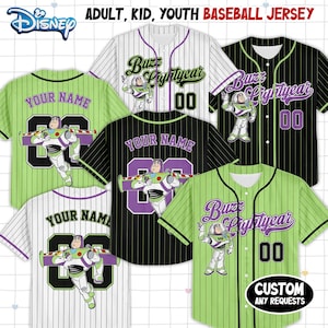 Pu&ograve; includere: Maglie da baseball con disegni di Buzz Lightyear e testo personalizzabile. Le maglie sono disponibili in verde, nero e bianco, con gessati e il numero "00". Il logo Disney &egrave; visibile in alto a sinistra.