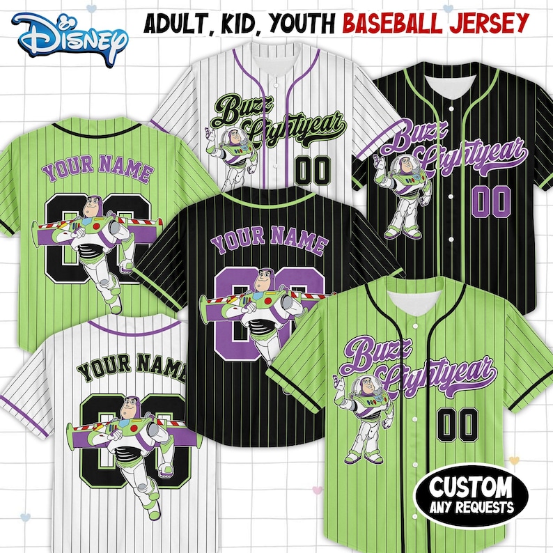 Pu&ograve; includere: Maglie da baseball con disegni di Buzz Lightyear e testo personalizzabile. Le maglie sono disponibili in verde, nero e bianco, con gessati e il numero "00". Il logo Disney &egrave; visibile in alto a sinistra.