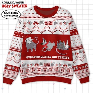 Op de afbeelding: Witte en rode lelijke kersttrui met een ronde hals. De trui heeft opossums met kerstmutsen en lichtslingers. De tekst "OVERSTIMULATED BUT FESTIVE" staat op de voorkant. De bovenkant van de trui heeft de tekst "ADULT, KID, YOUTH UGLY SWEATER" en een knop voor een aangepast verzoek.