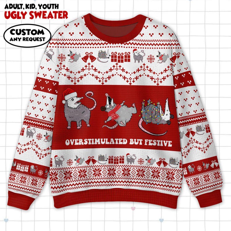 Op de afbeelding: Witte en rode lelijke kersttrui met een ronde hals. De trui heeft opossums met kerstmutsen en lichtslingers. De tekst "OVERSTIMULATED BUT FESTIVE" staat op de voorkant. De bovenkant van de trui heeft de tekst "ADULT, KID, YOUTH UGLY SWEATER" en een knop voor een aangepast verzoek.