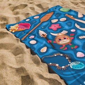 Pode incluir: Uma toalha de praia azul com um design polin&eacute;sio. A toalha apresenta ilustra&ccedil;&otilde;es de conchas, uma p&aacute; de madeira, uma personagem de desenho animado e um colar. O design &eacute; definido contra um fundo azul com padr&otilde;es de ondas.