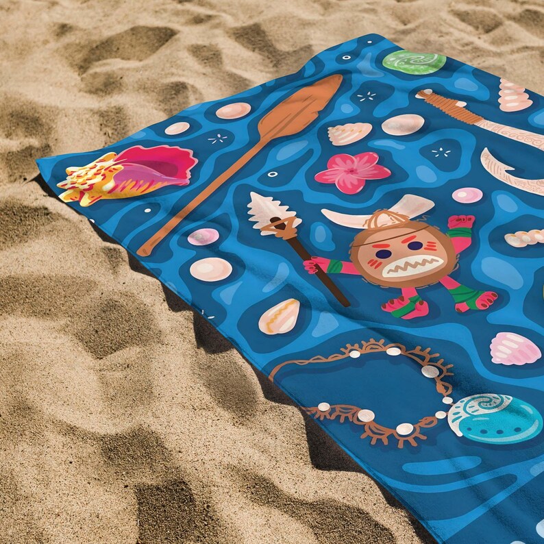Pode incluir: Uma toalha de praia azul com um design polin&eacute;sio. A toalha apresenta ilustra&ccedil;&otilde;es de conchas, uma p&aacute; de madeira, uma personagem de desenho animado e um colar. O design &eacute; definido contra um fundo azul com padr&otilde;es de ondas.