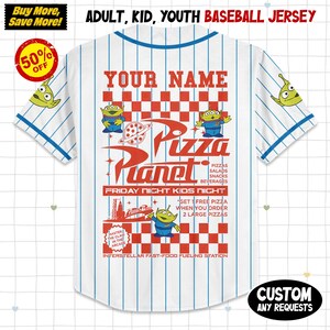 Puede incluir: Camiseta de b&eacute;isbol blanca con rayas azules y un dise&ntilde;o de Pizza Planet. La camiseta presenta el texto "YOUR NAME" encima del logotipo de Pizza Planet, con extraterrestres de dibujos animados y el texto "FRIDAY NIGHT KIDS NIGHT".