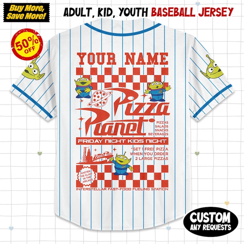 Puede incluir: Camiseta de b&eacute;isbol blanca con rayas azules y un dise&ntilde;o de Pizza Planet. La camiseta presenta el texto "YOUR NAME" encima del logotipo de Pizza Planet, con extraterrestres de dibujos animados y el texto "FRIDAY NIGHT KIDS NIGHT".
