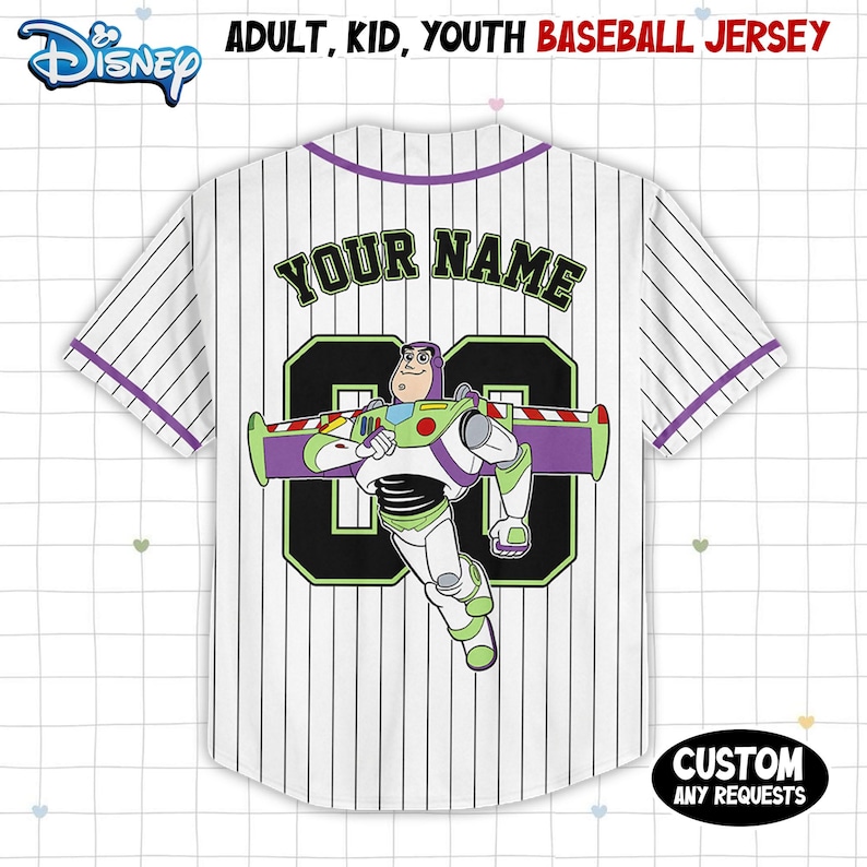 Pu&ograve; includere: Maglia da baseball bianca con sottili righe verticali nere e finiture viola. Presenta una grafica di Buzz Lightyear con la scritta "YOUR NAME" sopra il numero 89. Il testo "ADULT, KID, YOUTH BASEBALL JERSEY" &egrave; in alto.