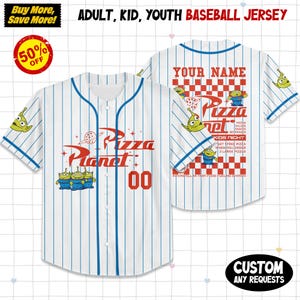 Puede incluir: Camiseta de b&eacute;isbol a rayas blancas y azules con el logotipo de Pizza Planet y el n&uacute;mero 00. La camiseta tiene una parte delantera abotonada y ribetes azules. La parte trasera de la camiseta tiene el texto "YOUR NAME" y un gr&aacute;fico de Pizza Planet.