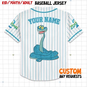 Może przedstawiać: Biała koszulka baseballowa z niebieskimi prążkami i grafiką węża z kresk&oacute;wki. Koszulka ma napis "YOUR NAME" na plecach i "CUSTOM ANY REQUESTS" na dole. Rękawy mają napis "Zoo Topia".