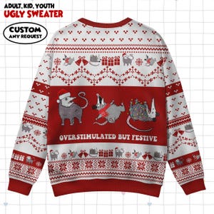 Op de afbeelding: Een rode en witte lelijke kersttrui met opossum-afbeeldingen. De trui heeft de tekst "OVERSTIMULATED BUT FESTIVE" en "ADULT, KID, YOUTH UGLY SWEATER". De trui heeft ook de tekst "CUSTOM ANY REQUEST".