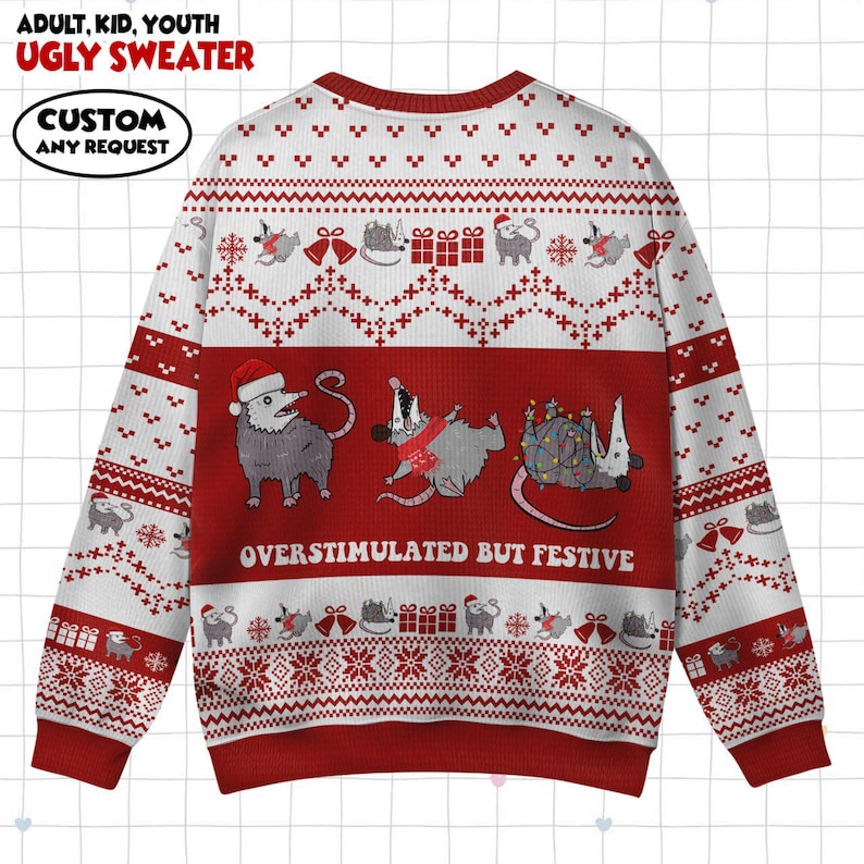 Op de afbeelding: Een rode en witte lelijke kersttrui met opossum-afbeeldingen. De trui heeft de tekst "OVERSTIMULATED BUT FESTIVE" en "ADULT, KID, YOUTH UGLY SWEATER". De trui heeft ook de tekst "CUSTOM ANY REQUEST".
