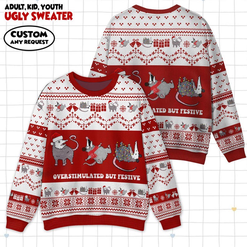 Op de afbeelding: Rode en witte lelijke kersttrui met een feestelijk ontwerp. De trui heeft opossums, cadeaus en bellen. De tekst op de trui luidt "OVERSTIMULATED BUT FESTIVE". De bovenkant van de trui luidt "ADULT, KID, YOUTH UGLY SWEATER".
