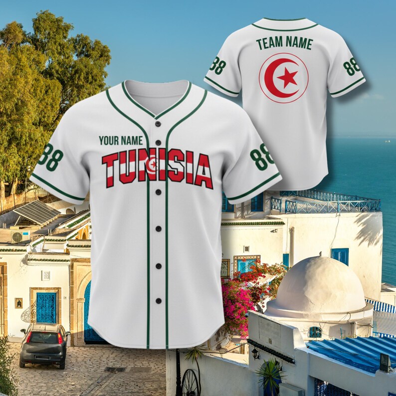 K&ouml;nnte beinhalten: Wei&szlig;es Baseball-Trikot mit gr&uuml;nen Zierleisten und dem Wort "TUNISIA" in roten Buchstaben. Das Trikot hat die Nummer "88" auf den &Auml;rmeln und eine Knopfleiste. Auf der R&uuml;ckseite des Trikots befindet sich ein rotes Stern- und Halbmond-Design.