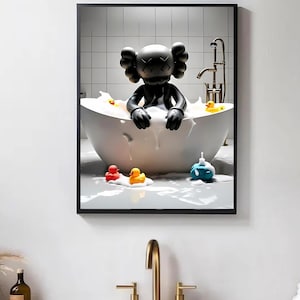 バスタブに座るKawsのポスター、Hypebeastのバスルーム装飾、Kawsのバスルームの壁アート、歯ブラシリマインダー、Kaws Hypebeastの面白いおもちゃアートポスター