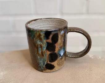 Taza de cerámica rústica hecha a mano: regalo inspirado en la naturaleza.