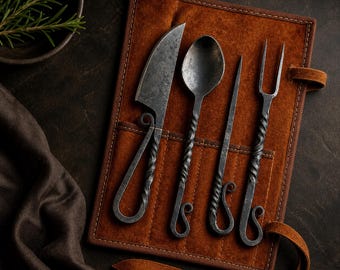 Juego de cubiertos de hierro forjado a mano para acampar / Utensilios rústicos medievales / Estuche de cuero / Kit de camping