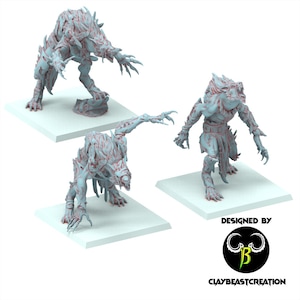 Puede incluir: Tres figuras de hombres lobo de color azul claro con detalles en rojo, cada una montada sobre una base cuadrada. Las figuras están en poses dinámicas con garras afiladas y expresiones de gruñido. El texto dice DESIGNED BY CLAYBEASTCREATION.