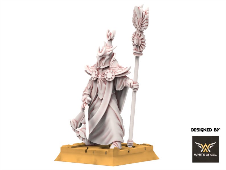 Op de afbeelding: Een lichtgekleurd fantasiefiguur van een geklede figuur met een staf en een zwaard. Het figuur heeft een helm en sierlijke schoudervullingen. Het beeldje staat op een goudkleurige basis. De woorden "DESIGNED BY" en het White Angel-logo zijn zichtbaar.