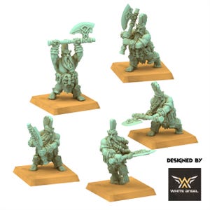 Puede incluir: Cinco miniaturas de enanos de color verde pálido, cada una con peinado mohicano, barba larga y armadura ornamentada. Cada figura sostiene un hacha de batalla grande y se apoya sobre una base cuadrada. El texto "DESIGNED BY WHITE ANGEL" aparece en la esquina.