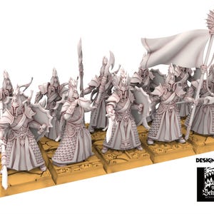 Puede incluir: Un grupo de figuras de fantasía en miniatura con armadura blanca, empuñando armas y escudos. Una figura lleva una bandera blanca. Las figuras están sobre una base beige. La imagen incluye el texto "DESIGNED BY" y un logotipo.
