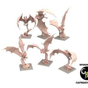 Peut inclure: Plusieurs figurines de chauves-souris beiges, présentées dans diverses poses, chacune sur un socle carré. Les chauves-souris ont des ailes déployées et des détails complexes. Le texte "DESIGNED BY CLAYBEASTCREATION" est visible.