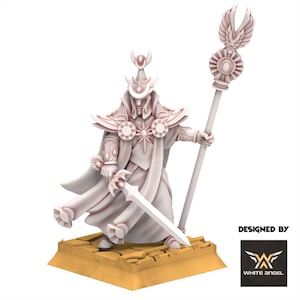 Puede incluir: Miniatura de fantasía de color claro de una figura vestida con una túnica que sostiene una espada y un bastón. La figura está de pie sobre una base rectangular. El bastón tiene una parte superior decorativa con alas. La figura lleva un casco y una capa.