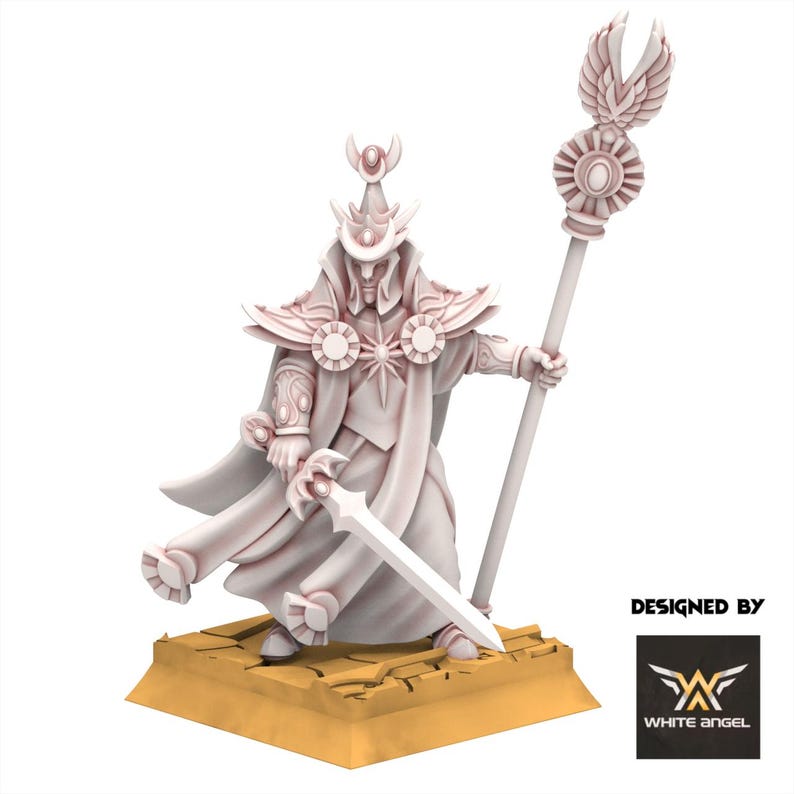 Op de afbeelding: Een lichtgekleurde fantasie miniatuur van een geklede figuur met een zwaard en staf. De figuur staat op een rechthoekige basis. De staf heeft een decoratieve top met vleugels. De figuur draagt een helm en cape.