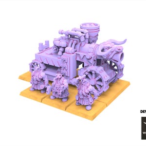 Pode incluir: Uma máquina de guerra de fantasia roxa clara com três figuras de anões. A máquina tem um design detalhado com rodas, um canhão e um recipiente. Os anões estão segurando armas. A base é amarela. O texto "DESIGNED BY" e um logotipo estão no canto inferior direito.