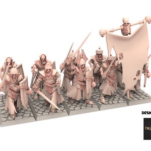 Puede incluir: Un grupo de miniaturas de guerreros esqueleto, cada uno armado con espadas y escudos, sobre una base de adoquines. Un esqueleto sostiene una pancarta. Las miniaturas son de color beige claro. Las palabras "DESIGNED BY" y un logotipo están en la esquina inferior derecha.