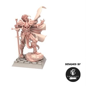 Puede incluir: Figura de fantasía de color rosa claro de un guerrero esquelético que sostiene una espada y lleva una armadura. La figura se encuentra sobre una base de piedra con una capa que fluye detrás. El texto "DESIGNED BY" y un logotipo están en la esquina inferior derecha.