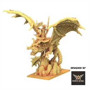 Puede incluir: Figura de fantasía beige de un dragón con las alas extendidas, que lleva a un guerrero con una lanza. El dragón está posado sobre una base rocosa. Las palabras "DESIGNED BY" y un logotipo están en la esquina inferior derecha.