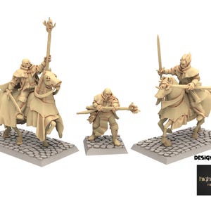 Peut inclure: Trois figurines miniatures : deux chevaliers montés et une figurine debout, toutes en armure beige. Les chevaliers montent des chevaux beiges, l'un tenant une épée, l'autre un bâton. La figurine debout tient un bâton. Toutes les figurines sont sur des socles pavés.