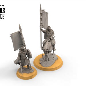 Könnte beinhalten: Zwei graue Miniaturfiguren mittelalterlicher Krieger. Einer steht zu Fuß und hält einen Schild und eine Fahne. Der andere sitzt auf einem Pferd und hält ebenfalls eine Fahne. Beide stehen auf gelben, kreisförmigen Sockeln. Der Text "DESIGNED BY DAVALE GAMES" steht oben links.